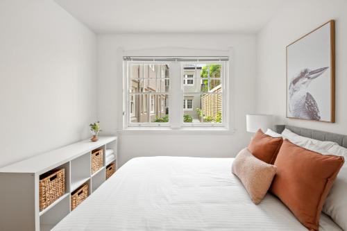 悉尼Mulwarree Avenue Apartments by Urban Rest的白色的卧室设有床和窗户