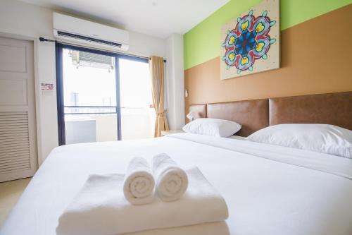 曼谷Sitara Place Serviced Apartment & Hotel的酒店客房,配有两张带毛巾的床