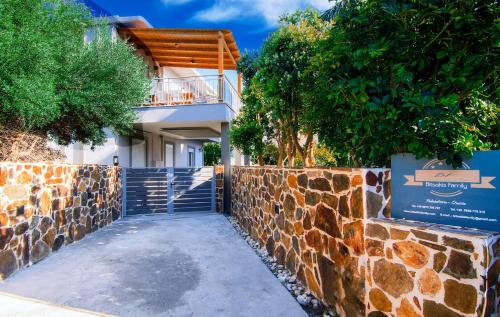 帕琉乔拉Bitsakis Family - Paleochora Luxury Villa的一座石墙和楼梯的房子