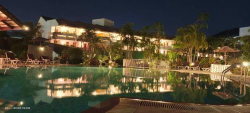 卡伦海滩Phuket Golden Sand Inn - SHA Extra Plus的夜间在酒店前的游泳池