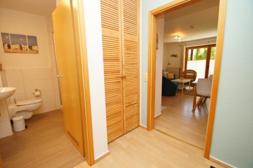 达默Kajüte 5的客房内设有带卫生间和盥洗盆的浴室