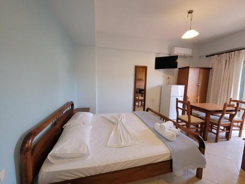 卡萨米尔Vila Mihasi的一间卧室配有一张床,上面有两条毛巾