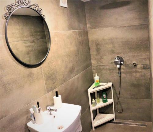 拉加希姆斯Pērle的一间带水槽和镜子的浴室