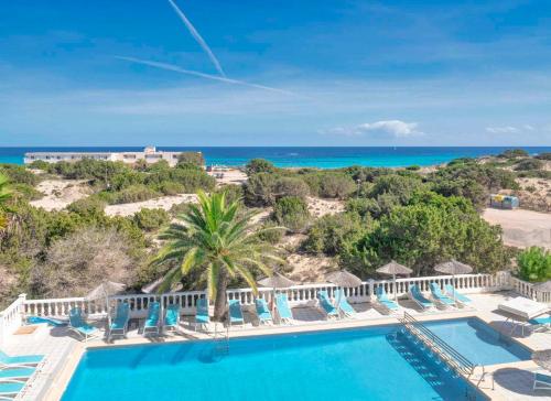 埃斯普霍斯Roquetes Rooms - Formentera Break的享有度假胜地的空中景致,设有游泳池和海洋