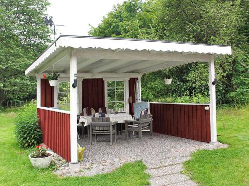 乌洛夫斯特伦Holiday Home Åkekvarn Snärjet by Interhome的庭院中带桌椅的凉亭