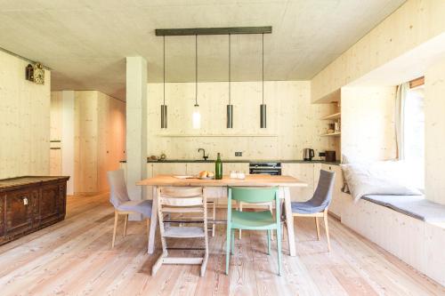利恩茨Iselhof的厨房以及带桌椅的用餐室。