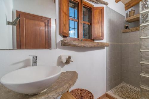 柳维Can Grever的浴室配有白色水槽和淋浴。