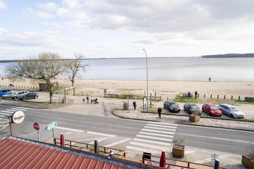 拉卡诺LE MOUTCHICO的一条在海滩旁停有车辆的街道