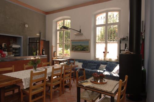 阿尔巴罗坎达德尔巴巴列斯科酒店的客厅配有桌子和蓝色沙发