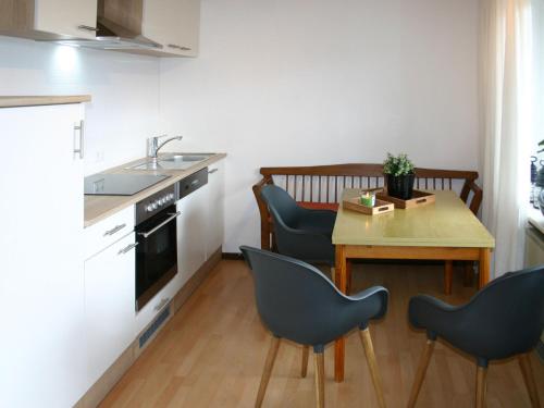 HausenHoliday Home Andrea by Interhome的厨房以及带桌椅的用餐室。