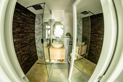PetrilaStudio Lupul的一间带玻璃淋浴和水槽的浴室
