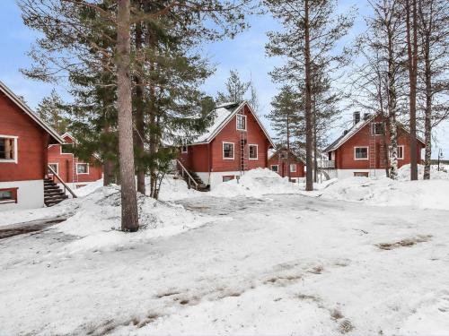 HyrynsalmiHoliday Home Alppikylä 4a paritalo by Interhome的一座有房子和树木的雪地覆盖的院子