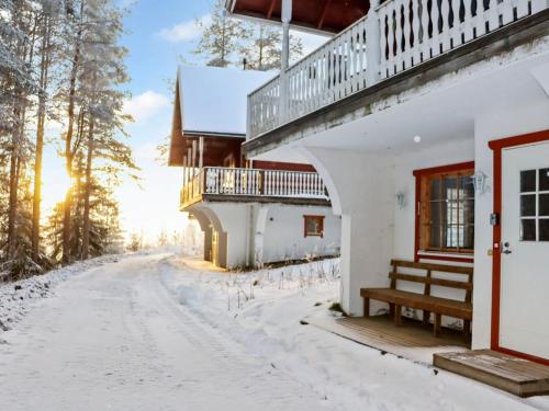 HyrynsalmiHoliday Home Alppikylä 8b paritalo by Interhome的雪中带长凳的房子