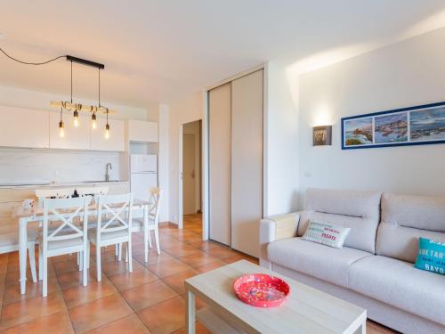 圣让-德吕兹Apartment Domaine Iratzia by Interhome的客厅配有沙发和桌子
