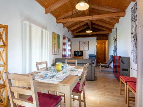 蒙多维Apartment La Quercia by Interhome的用餐室以及带桌椅的起居室。