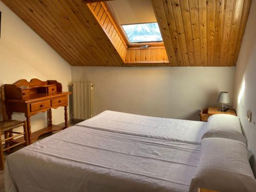 特拉马卡斯蒂拉·德·滕马里亚纳酒店的一间卧室配有一张床、一张书桌和一个窗户。
