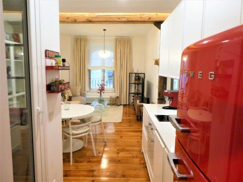 潘普洛纳AT SARASATE LUXURY的厨房配有红色冰箱和桌子