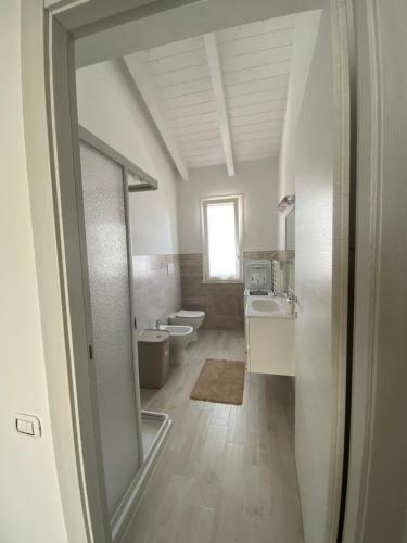 卡布拉斯Domus de Victoria的浴室设有2个卫生间、水槽和镜子