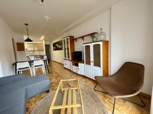 阿维拉KLOLA的客厅配有沙发和桌子