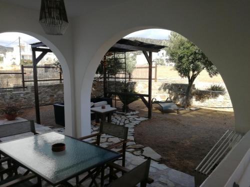 Gio st Gio apartment 2 Antiparos st Giorgio的休息区