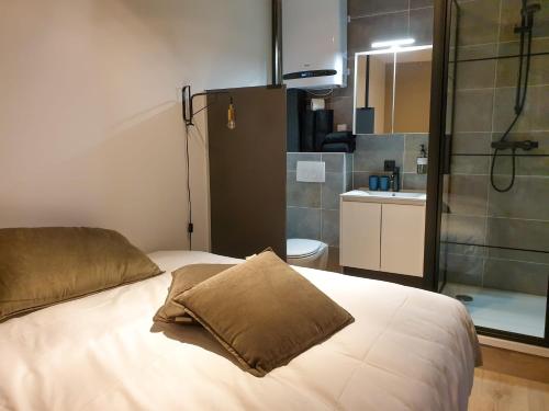恩斯赫德City Stay&Go Enschede的一间带白色床的卧室和一间浴室