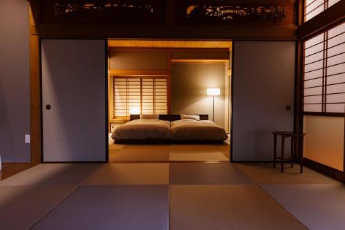阿苏市Hakusyu - Vacation STAY 11460v的卧室内有一张床