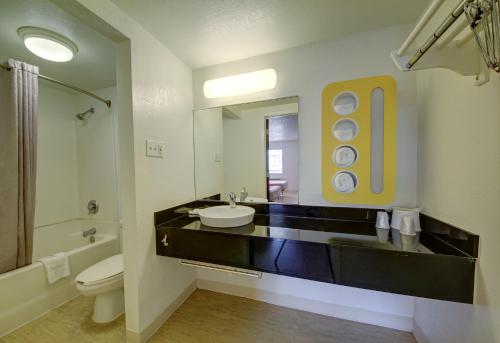 圣安东尼奥圣安东尼奥市中心6号汽车旅馆 - 市集广场店的一间带水槽、卫生间和镜子的浴室