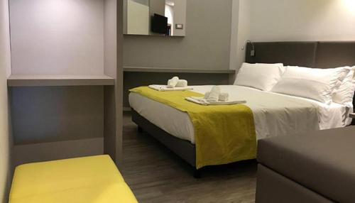 里米尼蒙马特酒店的酒店客房,配有一张黄色毯子床