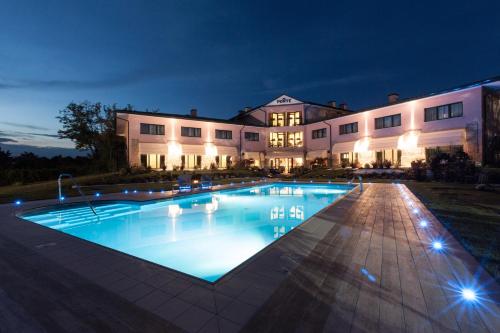 格拉迪斯卡迪松佐艾尔庞特酒店的一座在晚上设有游泳池的大房子