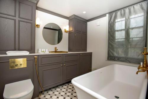 波尔沃Lilla Sand的带浴缸、卫生间和盥洗盆的浴室