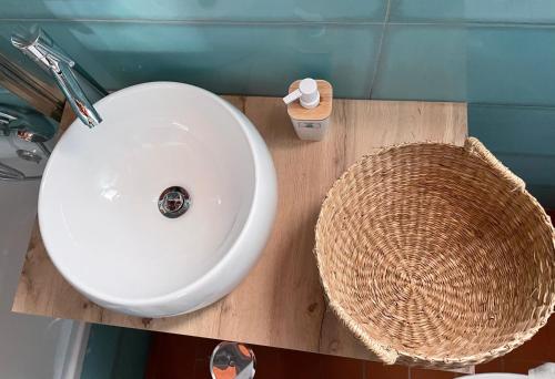 圣卢西亚岛Cozy Beach House的一间带白色水槽和篮子的浴室