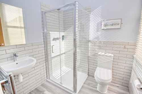 朴次茅斯CarterCo Rooms的带淋浴、卫生间和盥洗盆的浴室