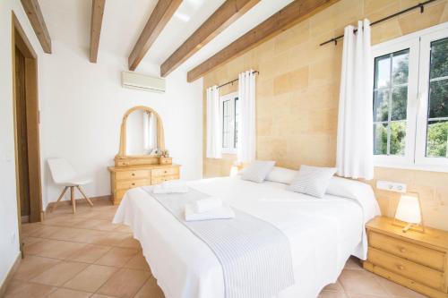 费雷列斯Casa Maria by Sonne Villas的卧室设有一张白色大床和一扇窗户。
