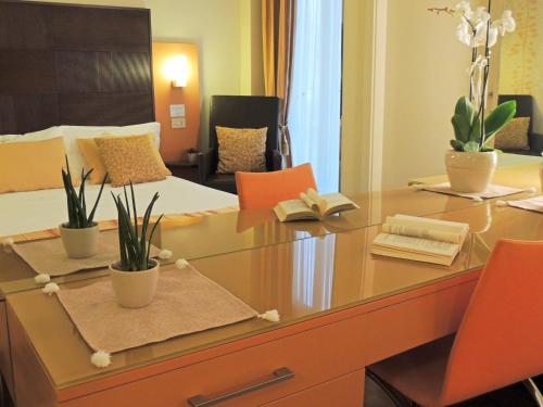 卡托利卡哈米尔陶恩酒店的配有带植物的书桌和床的房间