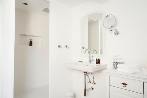 埃尔特维勒Krone Martinsthal的白色的浴室设有水槽和镜子