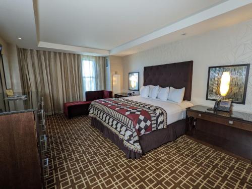 迈阿密Miccosukee Casino & Resort的酒店客房带一张大床和一把椅子