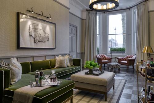 伦敦The Adria的客厅配有绿色沙发和桌子
