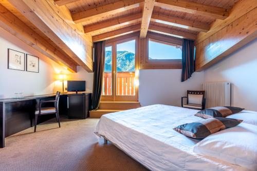 拉瓦斯克莱托拉沛拉酒店的一间卧室配有一张大床、一张桌子和一个窗户。