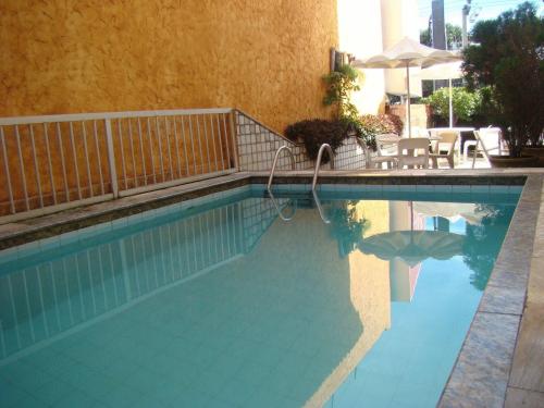 福塔莱萨拉约德索尔普拉亚酒店的一个带桌子和遮阳伞的游泳池