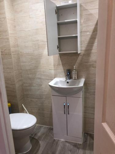 切尔滕纳姆CuteRooms的浴室配有白色水槽和卫生间。