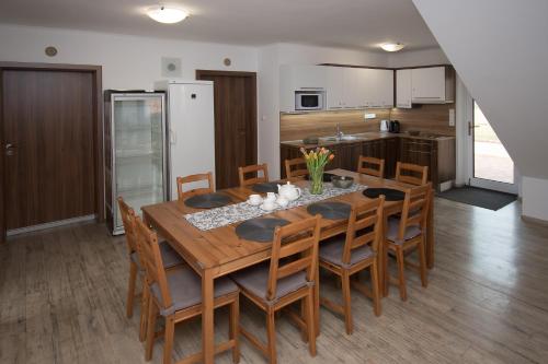 赫纳尼斯penzion U Hrnčíře的厨房以及带木桌和椅子的用餐室。