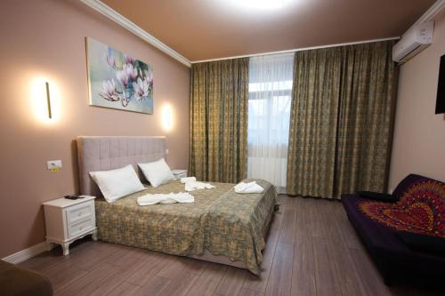 DrăgăşaniAVANTUL SCM的酒店客房设有床和窗户。