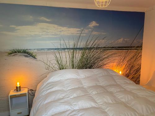 诺德韦克Duinvogel的海滩上的卧室配有一张大床