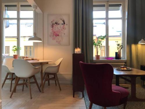 斯德哥尔摩Bohemian and light one room apartment in SoFo 31sqm的客厅设有餐桌和椅子