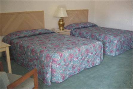 拉法叶普雷斯蒂奇旅馆的配有桌子的酒店客房内的两张床