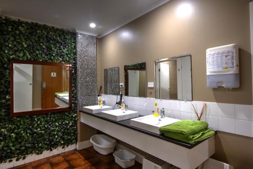 金斯科特KI蜻蜓宾馆 的浴室设有2个水槽和2面镜子