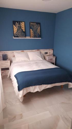 卡斯蒂列哈德拉库埃斯塔Casa Flamenca的蓝色的卧室,配有一张蓝色墙壁的床