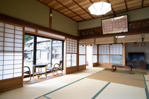 Ine海蔵寺 宿坊 櫻海的客房设有桌椅和窗户。