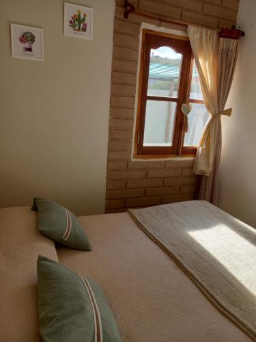 卡法亚特cabaña merlot的一间卧室设有一张床和一个窗口