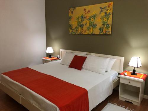昂斯布瓦洛太阳鸟简易别墅酒店的一间卧室配有一张大床和两盏灯